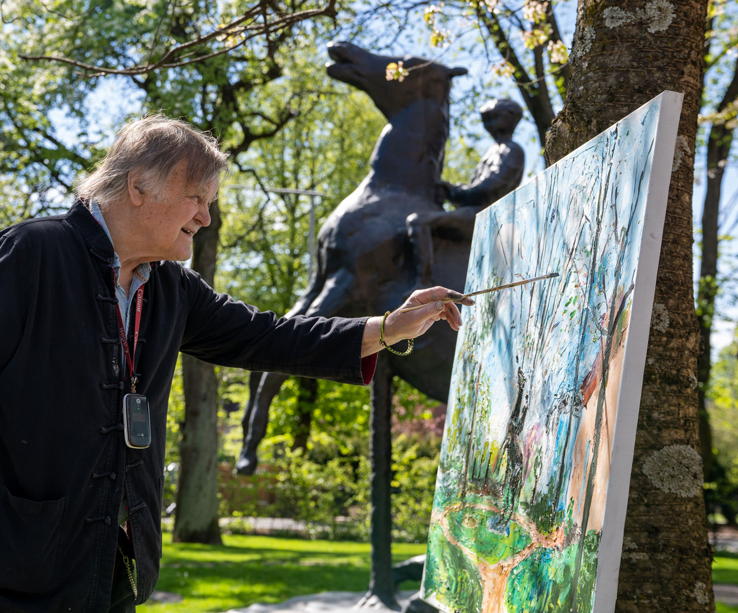 Skjølsvik maler i hagen - Foto Per Magne Dalen